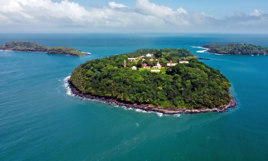Vue aérienne de l'Île du Diable, îlot rocheux isolé au large de la Guyane T'Air Nature Guyane